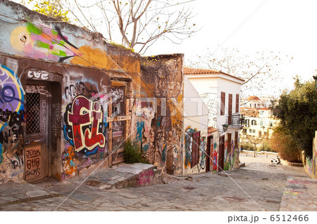 アテネの落書きされた建物 6512466