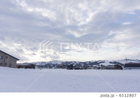 黄昏時の雪原と家々　魚沼市 6512807