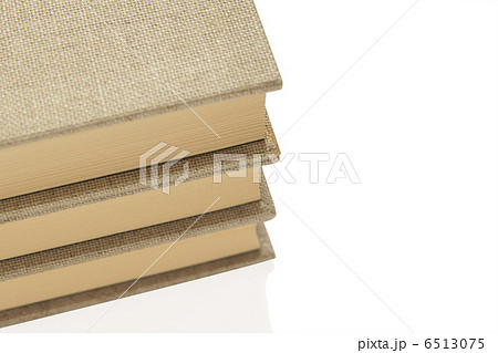 重ねた三冊の本 6513075