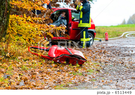 Accident - Fire brigade rescues Victim of a car 6513449