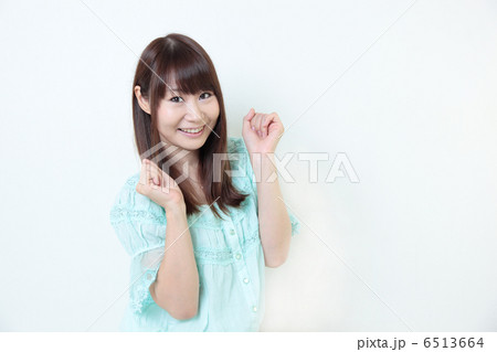 若い女性 ガッツポーズ 6513664