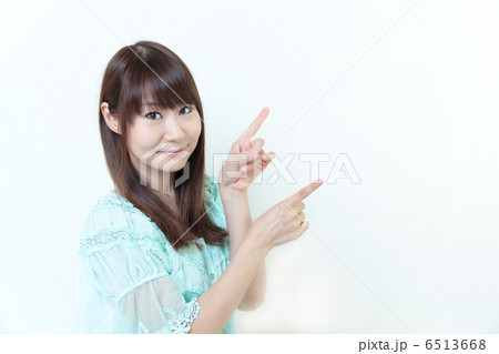 指さす若い女性 6513668