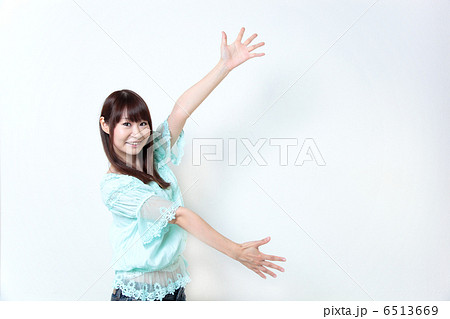 両手を広げる若い女性 両手を広げる若い女性 6513669