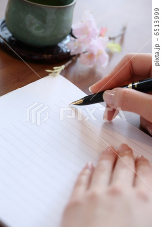 手紙を書く 6513999