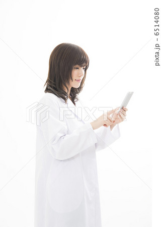 スマホを操作する看護師 6514080