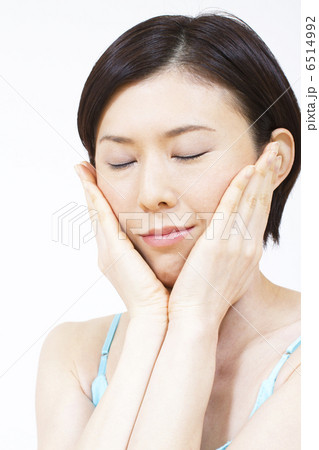 スキンケアする女性 スキンケアする女性 6514992