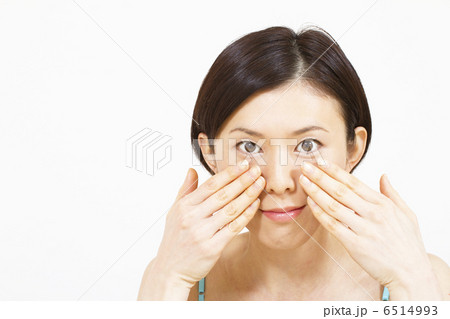スキンケアする女性 スキンケアする女性 6514993