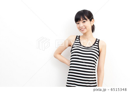 リラックスするワンピース女性 6515348