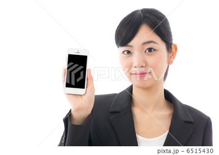 スマートフォンを持つビジネスウーマン スマートフォンを持つビジネスウーマン 6515430