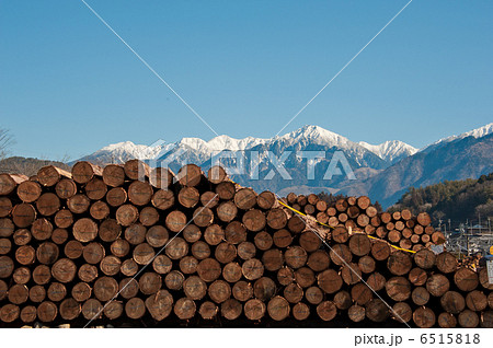 山並みと間伐材 6515818