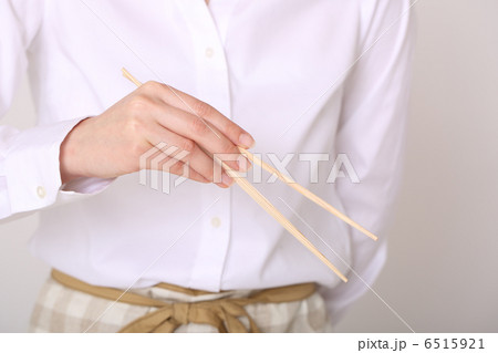 箸を持つ 6515921