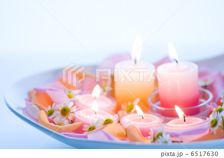 花びらとアロマキャンドルの写真素材