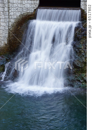 高知県高岡郡梼原町の梼原川小水力発電の滝 6517802