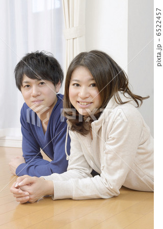 新居のリビングルームに寝ころぶ若いカップル 新居のリビングルームに寝ころぶ若いカップル 6522457