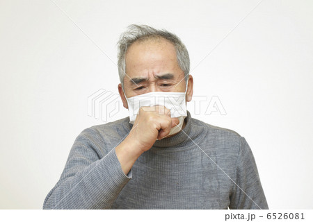 風邪をひいた男性 風邪をひいた男性 6526081
