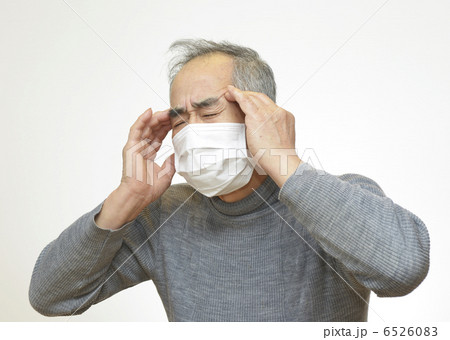 風邪をひいた男性 風邪をひいた男性 6526083