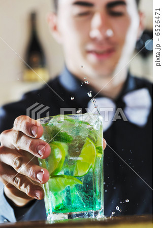pro barman prepare coctail drink on party 6526471