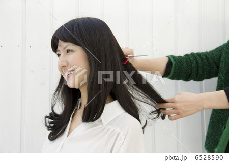 髪を切る女性 6528590