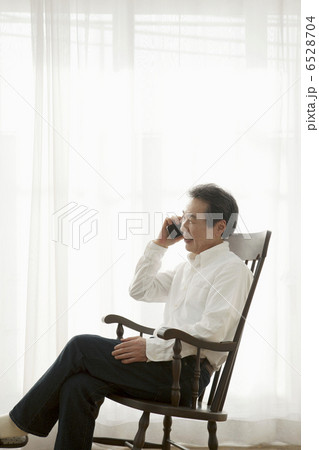 スマホを使う父 スマホを使う父 6528704