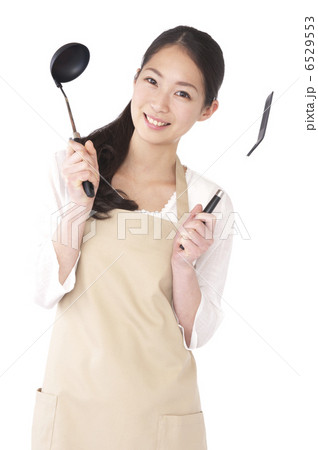 おたまとフライ返しを持った女性 おたまとフライ返しを持った女性 6529553