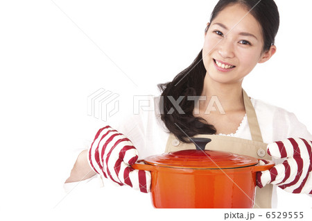 鍋を持つ笑顔の女性 6529555