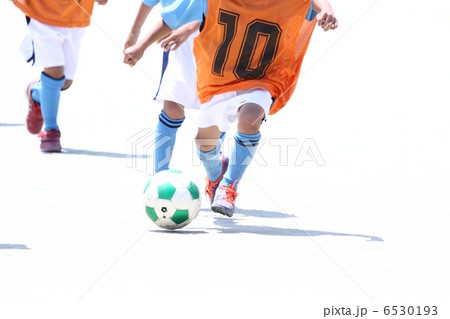 白バックのサッカーイメージ(ドリブル) 白バックのサッカーイメージ(ドリブル) 6530193