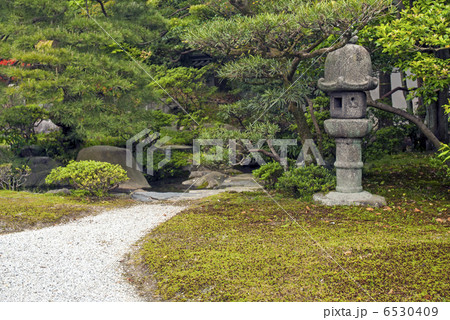 京都大宮御所御常御殿　南庭の石灯籠 6530409