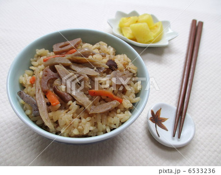 ごぼうの炊き込みごはんとたくあん ごぼうの炊き込みごはんとたくあん 6533236