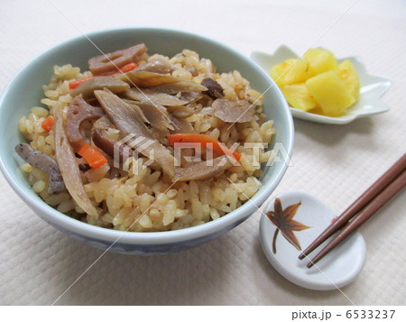 ごぼうの炊き込みごはんとたくあん 6533237
