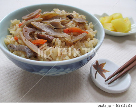 ごぼうの炊き込みごはんとたくあん ごぼうの炊き込みごはんとたくあん 6533238
