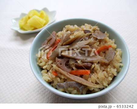 ごぼうの炊き込みごはんとたくあん 6533242