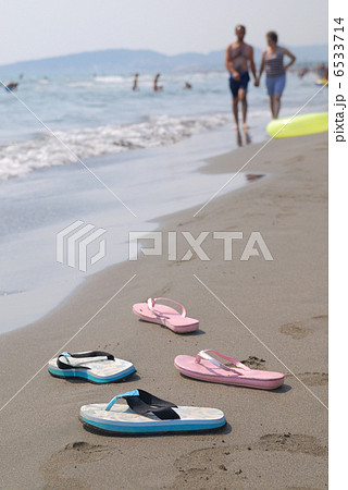 sandals pair on beach 6533714