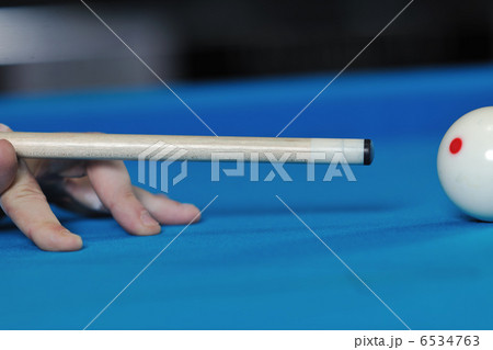 young man play pro billiard game young man play pro billiard game 6534763