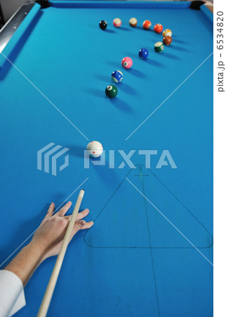 young man play pro billiard game young man play pro billiard game 6534820