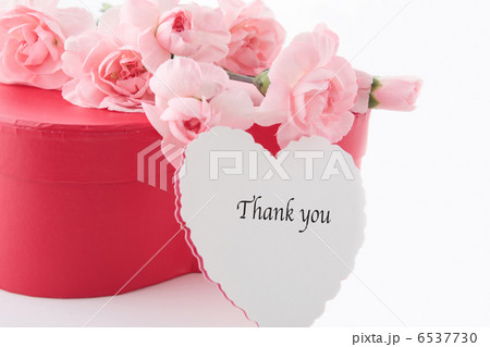 ハート形のカードとカーネーションとプレゼント 6537730