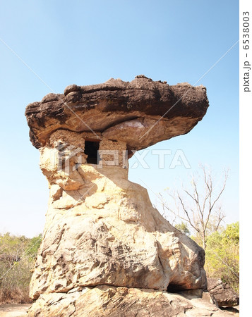 タイ　ウドンタニ近郊　プープラバート歴史公園　ホーナンウサ岩 6538003