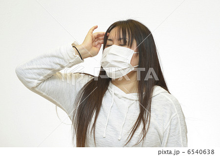 風邪をひいている女性 6540638