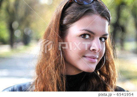 brunette Cute young woman posing outdoorsの写真素材 [6541954] - PIXTA