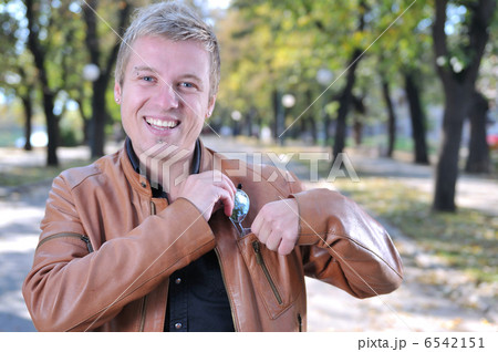 Handsome young man smiling outdoors 6542151