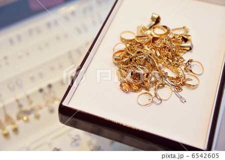 jewelry store indoors 6542605