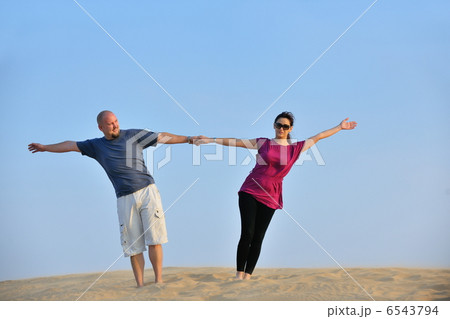 couple enjoying the sunset 6543794