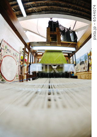 traditional arabic rug production 6544074