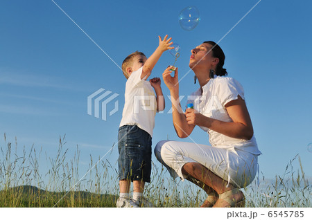 woman child bubble 6545785