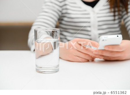 コップ一杯の水と女性 コップ一杯の水と女性 6551362