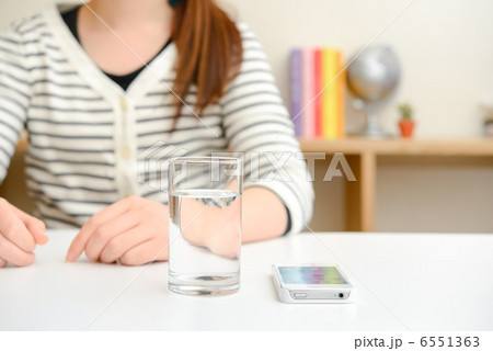 コップ一杯の水と女性 コップ一杯の水と女性 6551363