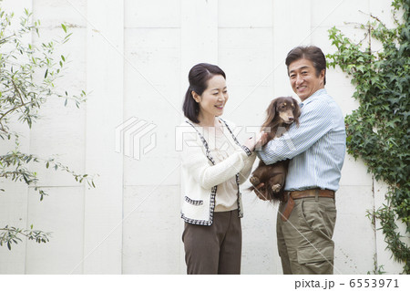 夫婦とダックスフンド 6553971