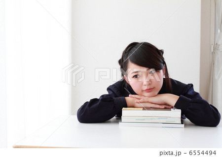 ちょっと休憩中の女子高生 6554494