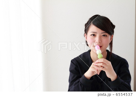 お団子を食べる女子高生 6554537