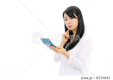 電卓を持つ女性 6554697