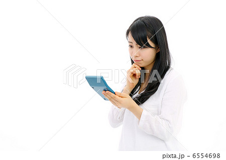 電卓を持つ女性 6554698